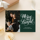 Tarjeta Festiva Fotografía moderna de caligrafía verde brillante y<br><div class="desc">Tarjeta de vacaciones de fotografía moderna con caligrafía verde brillante y dulce. Envíe personalizable y saludos personalizados de vacaciones a amigos, colegas y familia en festividades de diseño fotográfico simple, moda, elegante y moderno, tarjetas de estilo minimalista natural! Debajo de la caligrafía se muestra el mensaje de bienvenida de su...</div>