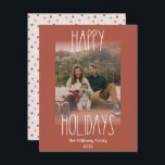 Tarjeta Festiva Fotografía vertical de Punto de Polka Boho Rojo Fa<br><div class="desc">Esta tarjeta de vacaciones con foto vertical de boho polka punto vertical descolorida es perfecta para su moderno saludo de vacaciones inspirado en una casa de campo bohemia. El clásico estilo rústico, aunque delicado, le confiere un aspecto muy original, conservándolo en lo lindo y sencillo. Los puntos de polka vienen...</div>
