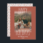 Tarjeta Festiva Fotografía vertical de Punto de Polka Boho Rojo Fa<br><div class="desc">Esta tarjeta de vacaciones con foto vertical de boho polka punto vertical descolorida es perfecta para su moderno saludo de vacaciones inspirado en una casa de campo bohemia. El clásico estilo rústico, aunque delicado, le confiere un aspecto muy original, conservándolo en lo lindo y sencillo. Los puntos de polka vienen...</div>