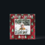 Tarjeta Festiva Fotos Brillantes y Alegres con Purpurina Metálica<br><div class="desc">Tipografía Alegre y Brillante.  Falso metálico rojo con árboles de pino metálicos verdes con tu foto favorita en el centro.  Personaliza con tu mensaje y nombre en el reverso.  La tarjeta de saludo perfecta para las fiestas.</div>