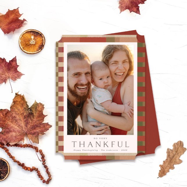 Tarjeta Festiva Fotos de Acción de Gracias (So very Thankful. Happy Thanksgiving photo holiday card on a white background with fall leaves.
)