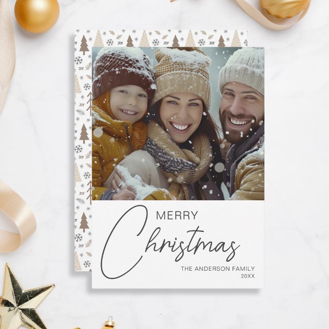 Tarjeta Festiva Fotos de la familia de guiones modernos de Feliz N (Merry Christmas Modern Script Family Photo Holiday Card by MINTIC DESIGN STUDIO)