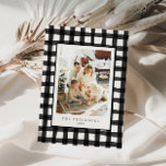 Tarjeta Festiva Fotos de la familia de la vestimenta retro moderna<br><div class="desc">Esta tarjeta de Navidades de temporada cuenta con manto de gingham natural dibujado a mano,  colores de vacaciones de inspiración vintage y tipografía orgánica divertida.</div>