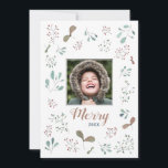 Tarjeta Festiva Fotos de Navidades de Merry Winter Woodland<br><div class="desc">Añade tu foto cuadrada a este caprichoso diseño de bosques de invierno lleno de ramas de berry y hojas para una simple y rústica postal de vacaciones para Navidades. El texto en la parte delantera dice, "Feliz" con el año en fuentes divertidas y festivas. Al revés, escrito en colorido texto,...</div>
