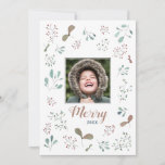 Tarjeta Festiva Fotos de Navidades de Merry Winter Woodland<br><div class="desc">Añade tu foto cuadrada a este caprichoso diseño de bosques de invierno lleno de ramas de berry y hojas para una simple y rústica postal de vacaciones para Navidades. El texto en la parte delantera dice, "Feliz" con el año en fuentes divertidas y festivas. Al revés, escrito en colorido texto,...</div>