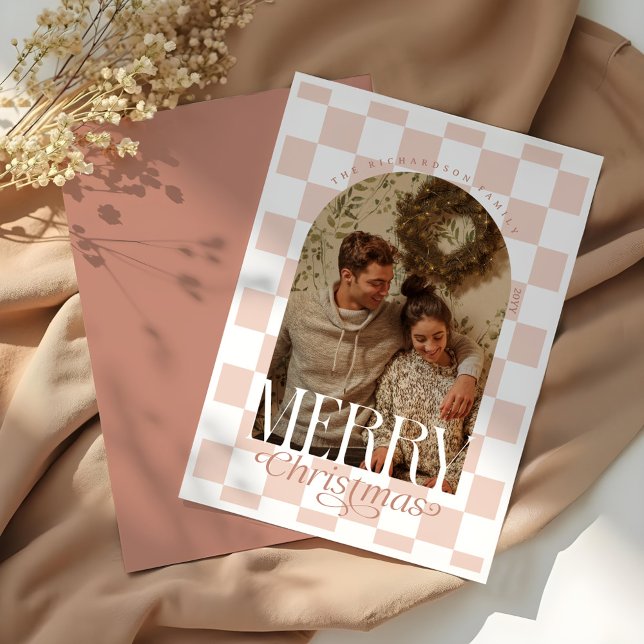 Tarjeta Festiva Fotos del arco del tablero de ajedrez navideño ret (Merry Christmas Retro Checkerboard Arch Photo Holiday Card)