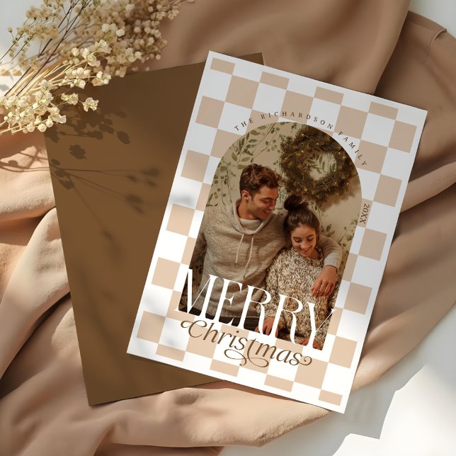 Tarjeta Festiva Fotos del arco del tablero de ajedrez navideño ret (Merry Christmas Retro Checkerboard Arch Photo Holiday Card)