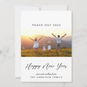 Tarjeta Festiva Fotos del New Year Peace Out 2022 Minimal Modern
