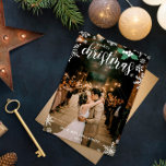 Tarjeta Festiva Fotos del primer Boda de Navidades de White Holly<br><div class="desc">Hermosa copo de nieve con el tema Primera Navidad con la tarjeta de apellidos Mr & Mrs impresa con su foto cubriendo la tarjeta,  copos de nieve blancos y bonitos,  bayas blancas con hojas verdes,  y su nombre y año.</div>