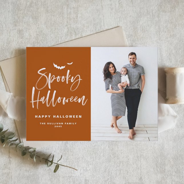 Tarjeta Festiva Fotos espumosas de Naranja de fletamento de Hallow (Send Halloween cheer with this photo card featuring bold script and a warm autumn color palette.)