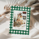 Tarjeta Festiva Fotos familiares de Green Modern Retro Plaid<br><div class="desc">Esta tarjeta de Navidades de temporada cuenta con manto de gingham natural dibujado a mano,  colores de vacaciones de inspiración vintage y tipografía orgánica divertida.</div>