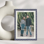 Tarjeta Festiva Fotos grandes de Hanukkah geométrica azul de media<br><div class="desc">Este moderno diseño de Hanukkah presenta un borde geométrico azul marino inspirado en patrones de mediados de siglo. La parte delantera muestra una gran foto enmarcada con marfil fresco y tipografía limpia. La parte trasera incluye espacio para una foto adicional y un mensaje de vacaciones personalizados.</div>