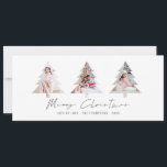 Tarjeta Festiva Fotos minimalistas de 3 formas de árbol Feliz Navi<br><div class="desc">Fotos minimalistas de 3 árboles en forma de Feliz Navidad. Disponible digitalmente e impreso. Feliz Navidad está en un elegante guión. Reemplace fácilmente las tres imágenes de ejemplo con las suyas y personalícelas con sus nombres en la parte delantera.</div>