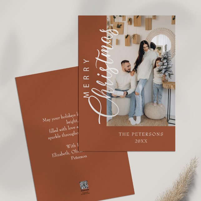 Tarjeta Festiva Fotos Navidades de Naranja quemado moderno saludan (Modern Burnt Orange Photo Christmas Greeting Holiday Card on white table)