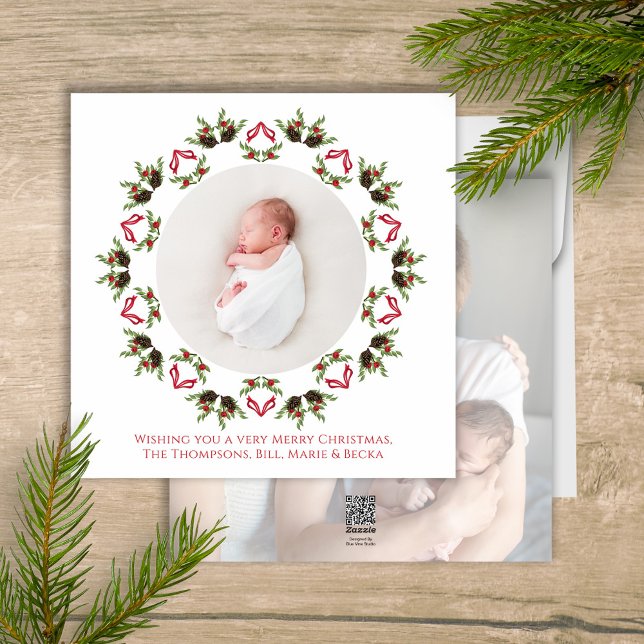 Tarjeta Festiva Fotos navideñas de la floración verde y roja (Christmas holiday greenery and pine cones wreath mandala design two photo card. )