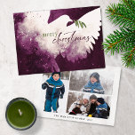 Tarjeta Festiva Fotos navideñas merry Dove Magenta Green<br><div class="desc">Estas tarjetas de felicitación de Navidades planos de 7" x 5" presentan una paloma abstracta en tonos magenta. "Feliz Navidad" en verde y magenta junto con una rama de olivo verde. Personalizar con su apellido y año. La parte trasera tiene tres fotos,  un retrato,  dos paisajes.</div>