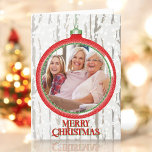 Tarjeta Festiva Fotos personalizadas Vintage Christmas Bulb plegad<br><div class="desc">añada tus imágenes sentimentales a esta dulce tarjeta de saludo plegado de vacaciones. tu foto será enmarcada por una decoración retro /vintage de navidades rojos y verdes, que está rodeada por un texto de escritura de plantilla (actualmente dice "MERRY CHRISTMAS" pero puede cambiarse fácilmente a tu discreción) todo esto se...</div>