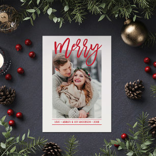 Tarjeta Festiva Fotos recién casadas de Merry Modern Red Script