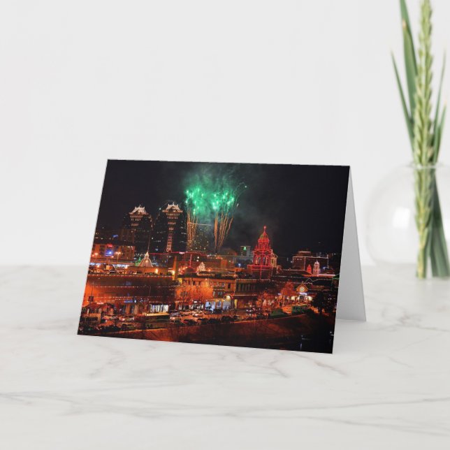 Tarjeta Festiva Fuegos artificiales verdes sobre luces de la plaza (Anverso)