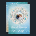 Tarjeta Festiva Fun Beach Photo Coastal Navidades Wreath<br><div class="desc">Crea tu propio DIY hermosas tarjetas de Navidades de playa personalizadas con 3 fotos! Este diseño único ilustrado por Raphaela Wilson cuenta con una exclusiva cortina de Navidad costera de color agua, estilo playa con conchas de estrellas blancas, bombillas de árboles de vacaciones azules; luces de cuerdas blancas y rústicas,...</div>