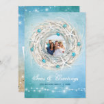 Tarjeta Festiva Fun Beach Photo Coastal Navidades Wreath<br><div class="desc">Crea tu propio DIY hermosas tarjetas de Navidades de playa personalizadas con 3 fotos! Este diseño único ilustrado por Raphaela Wilson cuenta con una exclusiva cortina de Navidad costera de color agua, estilo playa con conchas de estrellas blancas, bombillas de árboles de vacaciones azules; luces de cuerdas blancas y rústicas,...</div>