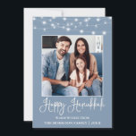 Tarjeta Festiva Fun Calligraphy String Luces Foto Blue Hanukkah<br><div class="desc">Moderna caligrafía de diversión guión Happy Hanukkah Family Photo Holiday Card - Dusty Blue con String Lights</div>