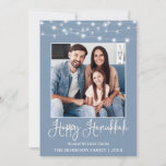 Tarjeta Festiva Fun Calligraphy String Luces Foto Blue Hanukkah<br><div class="desc">Moderna caligrafía de diversión guión Happy Hanukkah Family Photo Holiday Card - Dusty Blue con String Lights</div>