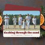 Tarjeta Festiva Funny Beach Navidades Personalizado Foto Familiar<br><div class="desc">Celebra las vacaciones con un toque tropical y humor usando nuestra tarjeta de vacaciones Red Fotos de Navidades de Playa Funny. Perfecto para familias que disfrutan de un cálido Navidad costero, esta tarjeta incluye leyendas lúdicas como "Mares y saludos" y "Dashing through the Sand", que añaden un toque divertido a...</div>