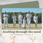 Tarjeta Festiva Funny Beach Navidades Personalizado Fotografía de<br><div class="desc">Trae un chisme de diversión tropical a sus saludos de vacaciones con nuestra Tarjeta de vacaciones Verde Fotos de la Familia Personalizado de Navidades de Playa Funny. Perfecto para las familias que disfrutan de un Navidad soleado junto al mar, esta tarjeta incluye su foto familiar personalizada, junto con dichos juguetones...</div>