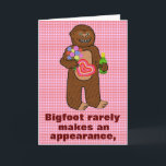 Tarjeta Festiva Funny Bigfoot Happy Birthday Pun Personalizado Sas<br><div class="desc">El pie grande rara vez aparece, pero se presentó para desearte un feliz cumpleaños. No le quitarías el corazón, ¿verdad? Esta es una carta humorística para cualquiera a quien le gusten los juegos de azar y las criaturas míticas (uy, me refiero a las criaturas "reales"). Tenga en cuenta que "yeti"...</div>