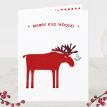 Tarjeta Festiva Funny Moose<br><div class="desc">La tarjeta navideña de Navidades rojos y blancos de Merry Kiss Moose con un alce o alce caprichosos con un montón de mistletoe atado a su antler,  esperando un beso descarado. Cambie o quite el mensaje y agregue el nombre de su familia al saludo interno al personalizar.</div>