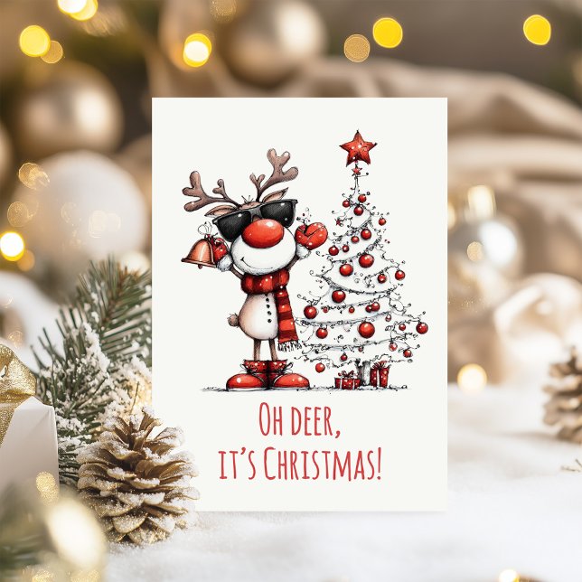 Tarjeta Festiva Funny Reindeer Christmas Card – Oh Deer! (Funny Reindeer Christmas Card – Oh Deer! on a table with Christmas decoration)