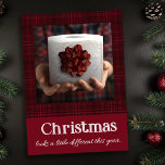 Tarjeta Festiva Funny Toilet Paper Gift Covid Navidades<br><div class="desc">El diseño de eventos actuales y humorísticos con un rollo de papel higiénico con un arco rojo como regalo con el pie de foto: este año, los Navidades se ven un poco diferentes con un fondo de manto rojo. Atrás se muestra un fondo complementario con etiqueta en blanco para el...</div>