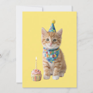 Tarjeta Festiva Gatito lindo con un pastelito. Feliz cumpleaños. 