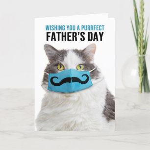 Tarjeta Festiva Gato feliz del día del padre en la máscara de la c