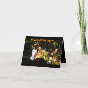 Tarjeta Festiva Gato gracioso en el follaje de otoño Feliz Hallowe