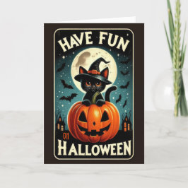Tarjeta Festiva Gato negro bonito en una calabaza Halloween