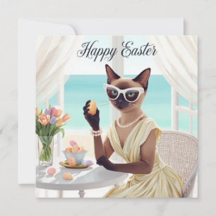 Tarjeta Festiva gato siamés de Pascua con huevos en casa junto al