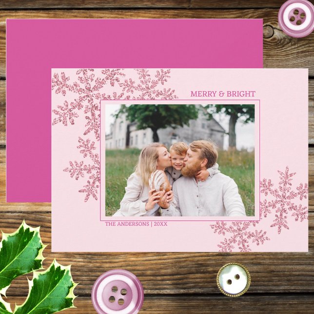 Tarjeta Festiva Glam Elegante Navidades De Snowflake Rosa (Customize this elegant Christmas photo greeting card with faux glitter pink snowflakes)