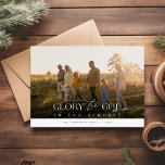 Tarjeta Festiva Gloria A Dios Elegante Navidades Religiosos Fotogr<br><div class="desc">"Generaciones de Fe" muestra la reverencia de creencias ancestrales transmitidas a través de los años. Este diseño captura los momentos tiernos que comparten los familiares mientras disfrutan en la pradera iluminada por el sol, simbolizando la luz y el calor de su fe compartida. El sentimiento central, "Gloria a Dios en...</div>