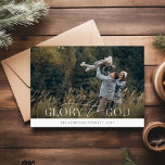 Tarjeta Festiva Gloria a Dios Navidades religiosos cristianos<br><div class="desc">"Tarjeta de la Gloria a Dios para las Familias Cristianas Religiosas" es un testimonio de la fe profundamente arraigada y del esplendor de la naturaleza. Este diseño combina las expresiones francas de deleite y el amor familiar con la tranquilidad de un campo sereno. La exaltada frase "Gloria a Dios" ocupa...</div>