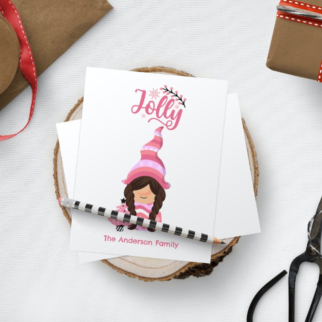 Tarjeta Festiva Gnome Chica Navidades Rosados Con Jolly De Pelo Os (Pink Christmas Girl Gnome With Dark Hair Jolly Holiday Card - Personalized Festive Greeting)