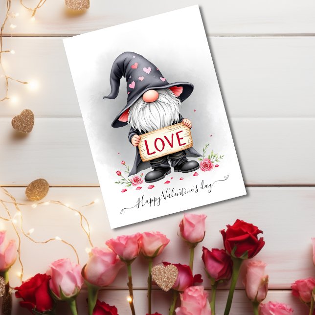 Tarjeta Festiva Gnome negro con Rótulo de amor Valentines (Black Gnome With Love Sign Valentines Holiday Card)