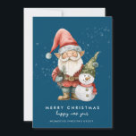 Tarjeta Festiva Gnome Snowman Merry Christmas Corporate Flat<br><div class="desc">Un gnomo vestido de rojo se encuentra junto a un muñeco de nieve con un gorra de elfo verde y una bufanda roja. Están rodeadas por un polvo de nieve blanca que aparece en el fondo azul oscuro. La estética minimalista se crea con una simple Feliz Navidad y Feliz Año...</div>