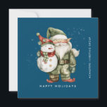 Tarjeta Festiva Gnome y Snowman Happy Holidays Flat<br><div class="desc">Un gnomo vestido de verde se encuentra junto a un muñeco de nieve con un gorra de elfo rojo y una bufanda roja. Están rodeadas por un polvo de nieve blanca que aparece en el fondo azul oscuro. La estética minimalista se crea con un simple Happy Holidays abajo y el...</div>