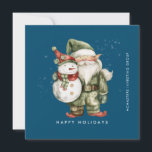 Tarjeta Festiva Gnome y Snowman Happy Holidays Flat<br><div class="desc">Un gnomo vestido de verde se encuentra junto a un muñeco de nieve con un gorra de elfo rojo y una bufanda roja. Están rodeadas por un polvo de nieve blanca que aparece en el fondo azul oscuro. La estética minimalista se crea con un simple Happy Holidays abajo y el...</div>