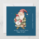 Tarjeta Festiva Gnome y Snowman Merry Christmas Business Flat H<br><div class="desc">Un gnomo vestido de rojo se encuentra junto a un muñeco de nieve con un gorra de elfo verde y una bufanda roja. Están rodeadas por un polvo de nieve blanca que aparece en el fondo azul oscuro. La estética minimalista se crea con una simple Feliz Navidad y Feliz Año...</div>