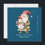 Tarjeta Festiva Gnome y Snowman Merry Christmas Business Flat H<br><div class="desc">Un gnomo vestido de rojo se encuentra junto a un muñeco de nieve con un gorra de elfo verde y una bufanda roja. Están rodeadas por un polvo de nieve blanca que aparece en el fondo azul oscuro. La estética minimalista se crea con una simple Feliz Navidad y Feliz Año...</div>