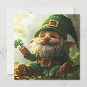 Tarjeta Festiva Gnomo duende lindo con tréboles y tréboles de cuat