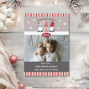 Tarjeta Festiva Gnomo lindo para las fiestas Nordic Gris Rojo Rosa